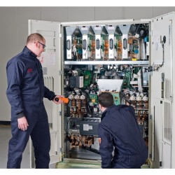 APC Advantage Plus Service Plan - Serviceerweiterung - Arbeitszeit und Ersatzteile (für USV 20 - 25 kVA) - 1 Jahr - Vor-Ort - G