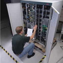 APC On-Site Service 8 Hour 7X24 Response Upgrade to Factory Warranty or Existing Service Contract - Serviceerweiterung - Arbeit
